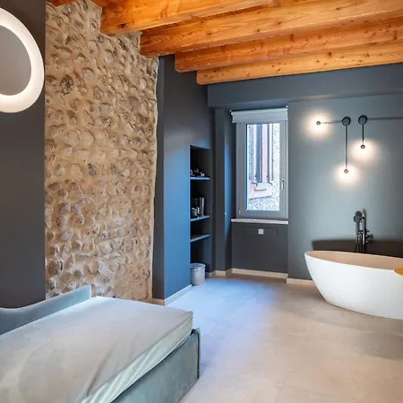 Borgoluna Luxury House בית הארחה